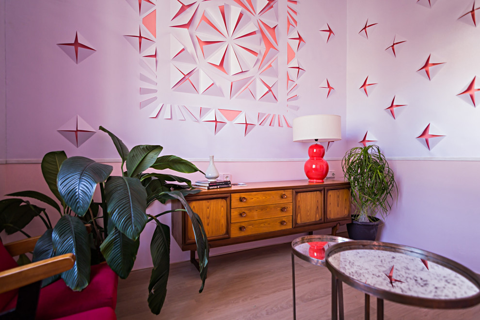 Idee per un piccolo soggiorno bohémian chiuso con pareti rosa, pavimento in laminato e pavimento marrone