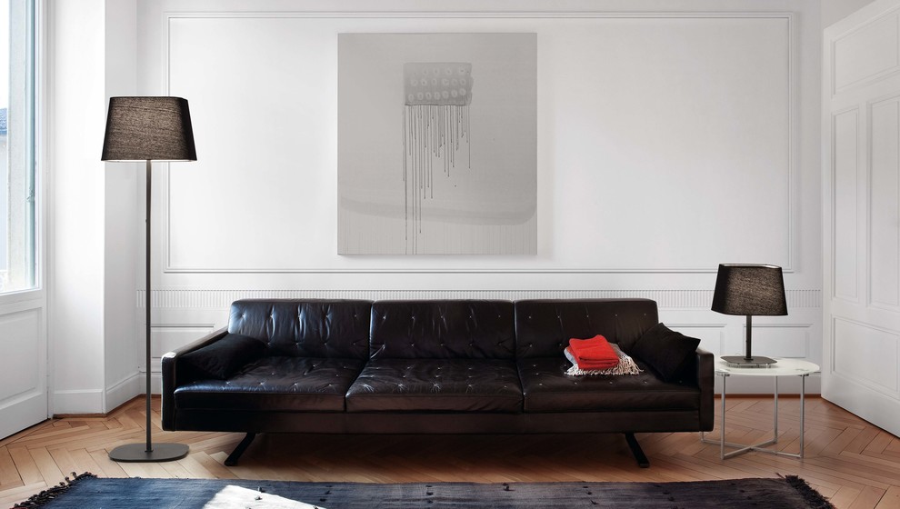 Modelo de salón cerrado vintage de tamaño medio sin chimenea y televisor con paredes blancas y suelo de madera en tonos medios