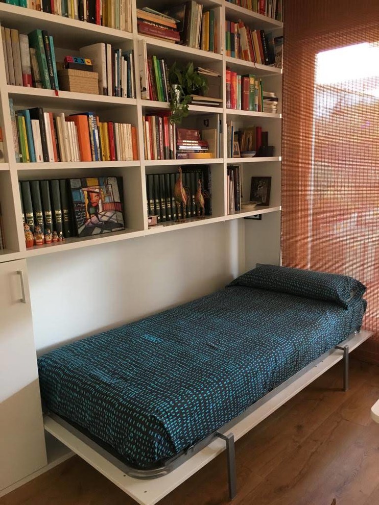 Idéer för stora minimalistiska allrum med öppen planlösning, med ett bibliotek, grå väggar, mellanmörkt trägolv, en bred öppen spis, en spiselkrans i tegelsten, en väggmonterad TV och brunt golv