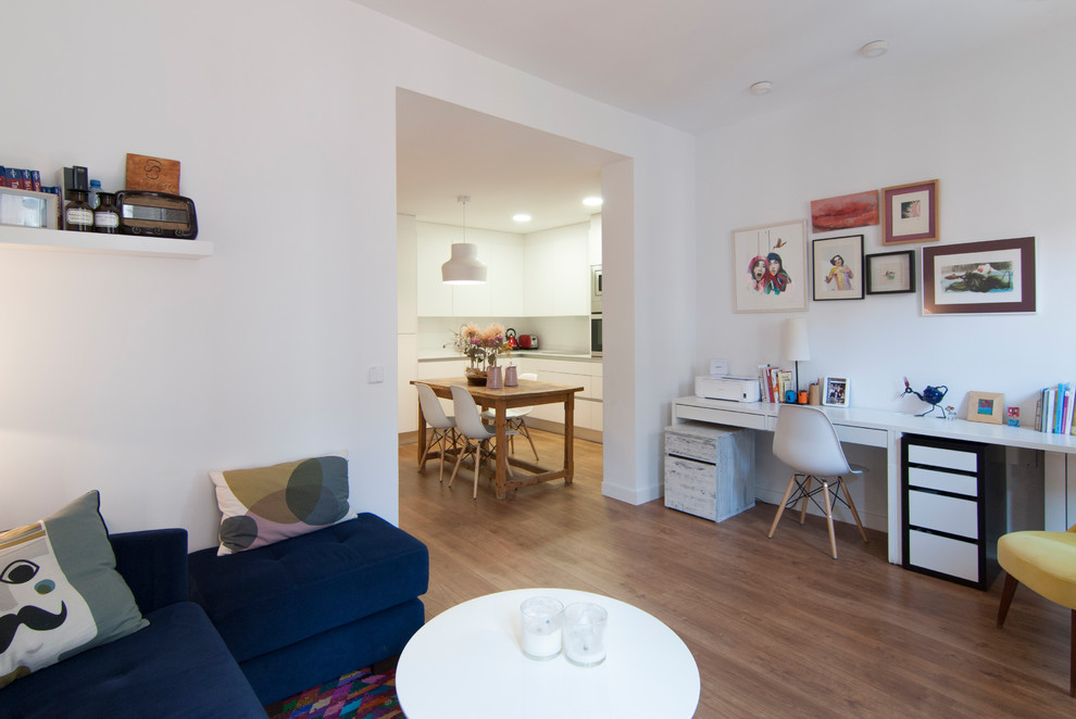 Diseño de sala de estar abierta nórdica pequeña con paredes blancas, suelo de madera en tonos medios, televisor independiente y suelo marrón