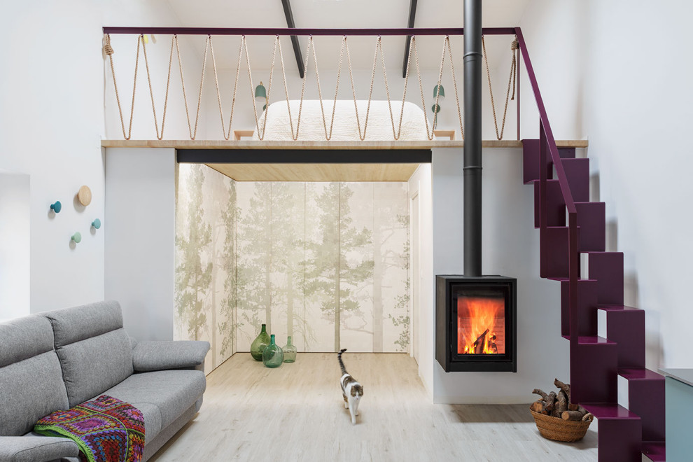 Diseño de sala de estar tipo loft nórdica de tamaño medio sin televisor con paredes blancas, suelo de baldosas de porcelana, chimeneas suspendidas, marco de chimenea de metal y suelo beige
