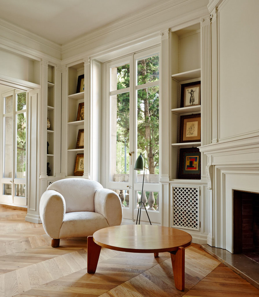Diseño de sala de estar abierta nórdica de tamaño medio sin televisor con paredes blancas, suelo de madera en tonos medios y todas las chimeneas