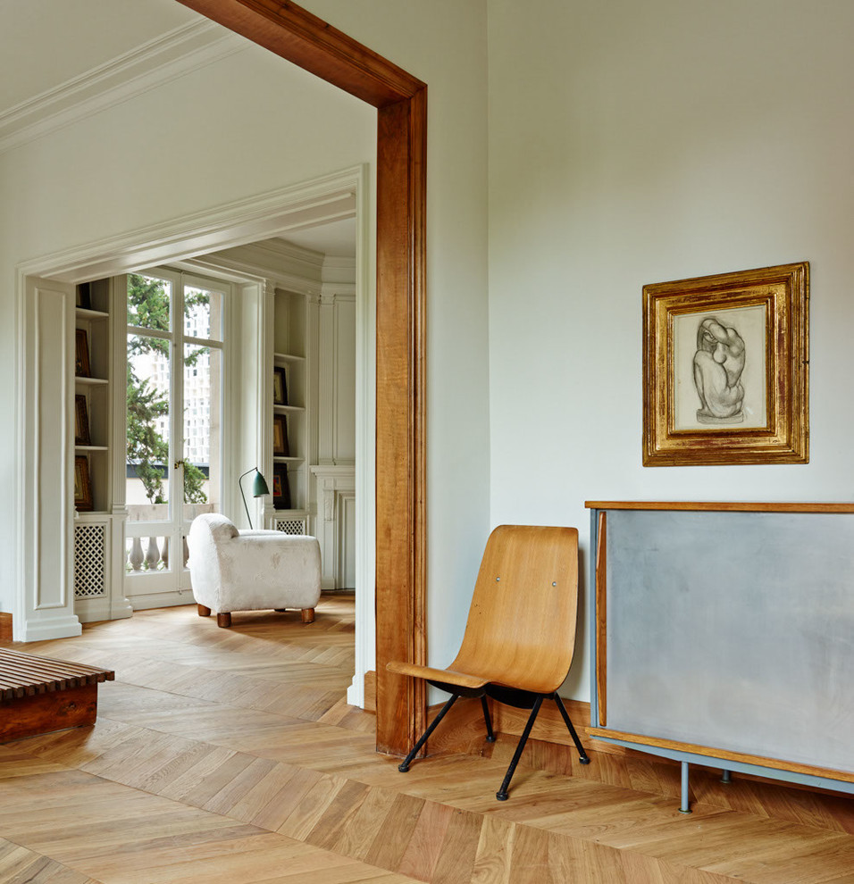 Ejemplo de sala de estar cerrada nórdica pequeña sin chimenea y televisor con paredes blancas y suelo de madera en tonos medios