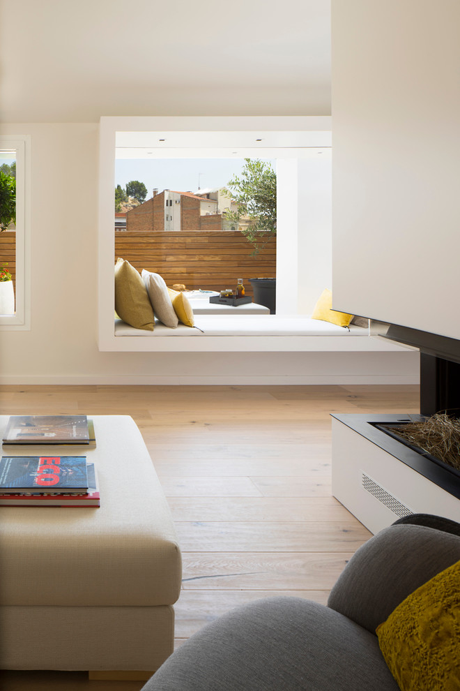 Foto di un soggiorno design di medie dimensioni con pareti bianche, pavimento in legno massello medio, nessuna TV e camino lineare Ribbon