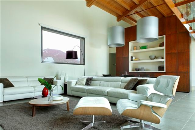 Ejemplo de sala de estar abierta contemporánea grande con suelo de baldosas de cerámica, chimenea lineal y pared multimedia