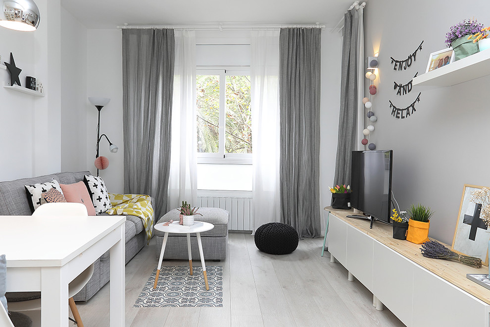 Стильный дизайн: маленькая открытая гостиная комната в скандинавском стиле с светлым паркетным полом и мультимедийным центром для на участке и в саду - последний тренд