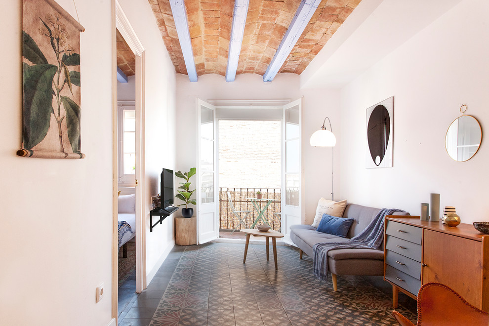 Пример оригинального дизайна: гостиная комната среднего размера в средиземноморском стиле с белыми стенами и полом из керамической плитки