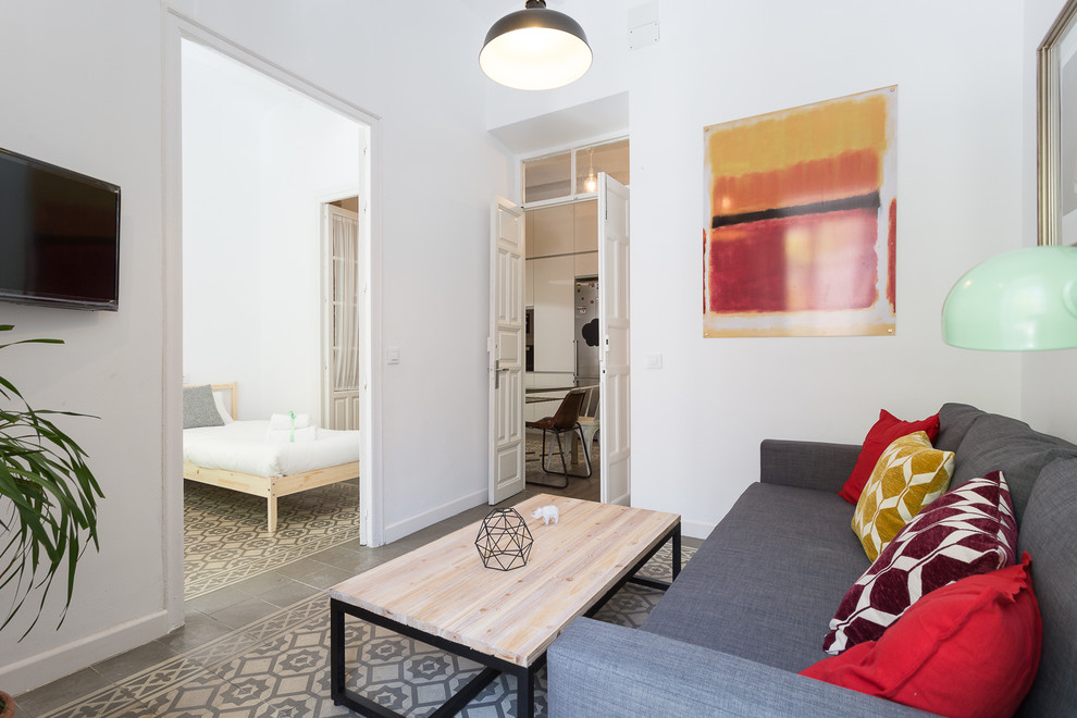 Idee per un piccolo soggiorno contemporaneo aperto con pareti bianche, pavimento con piastrelle in ceramica, TV a parete e pavimento multicolore