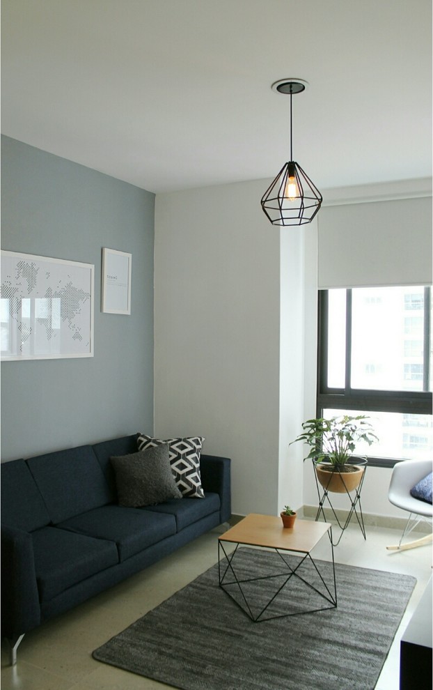 Foto de sala de estar cerrada escandinava pequeña con paredes grises, suelo de baldosas de cerámica, pared multimedia y suelo beige