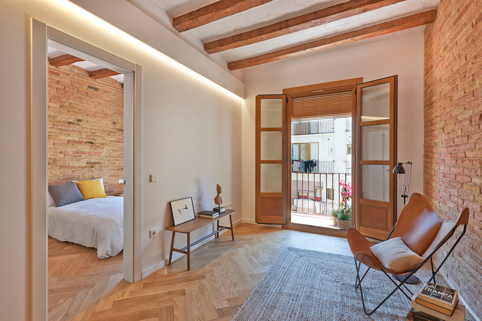 Imagen de sala de estar mediterránea con paredes blancas y suelo de madera en tonos medios