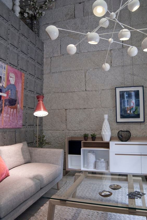 Diseño de sala de estar cerrada urbana pequeña sin chimenea y televisor con paredes grises y suelo de madera clara