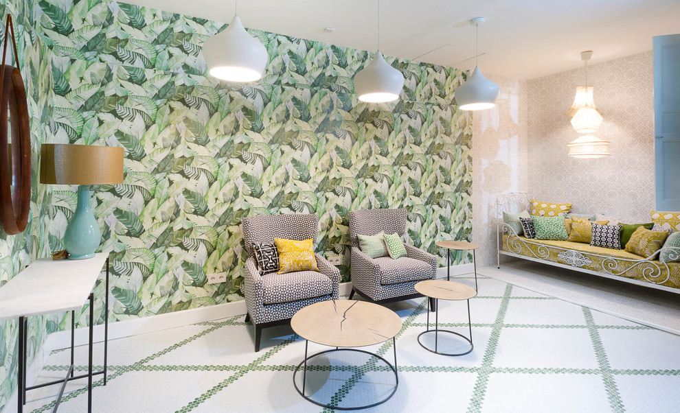 Immagine di un soggiorno minimalista di medie dimensioni con pareti verdi, pavimento in legno verniciato e pavimento verde
