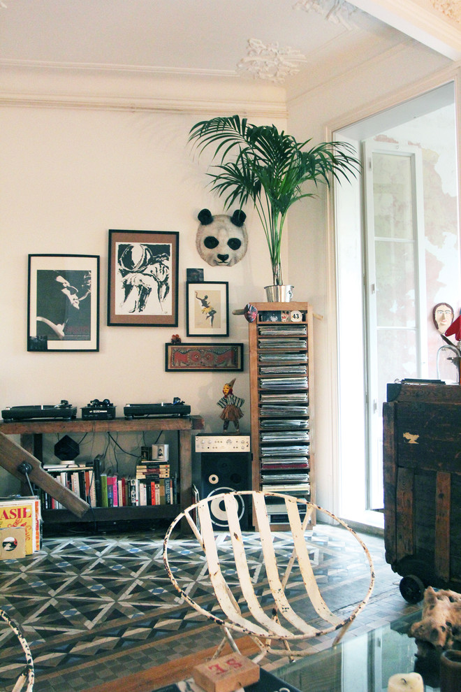 На фото: изолированная гостиная комната среднего размера в стиле фьюжн с с книжными шкафами и полками, белыми стенами и полом из керамической плитки без камина, телевизора