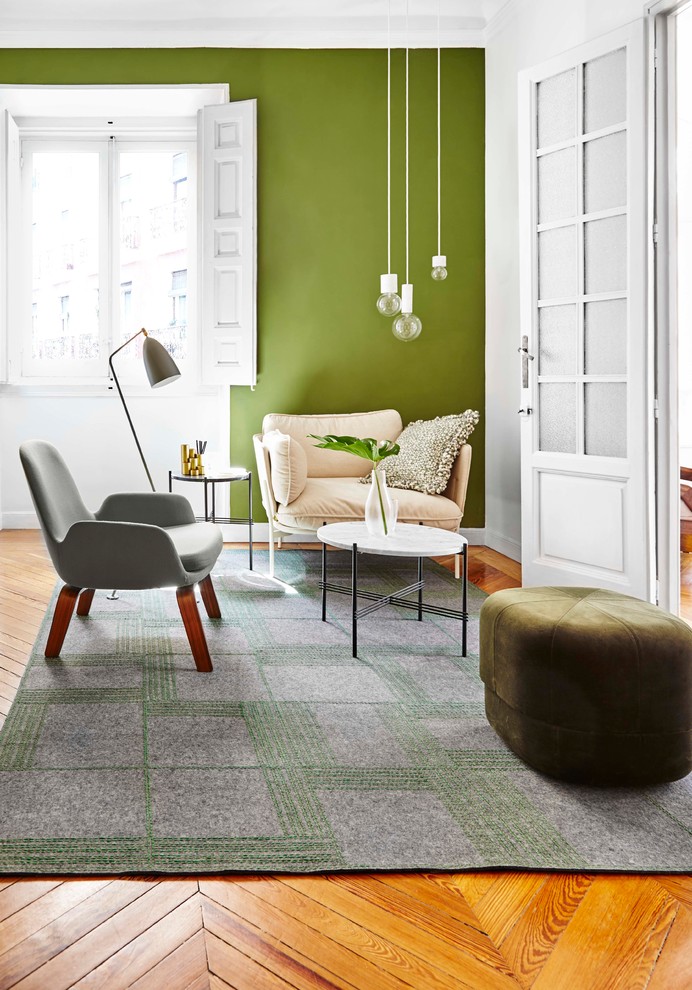 Foto de sala de estar abierta contemporánea de tamaño medio con paredes verdes y suelo de madera en tonos medios