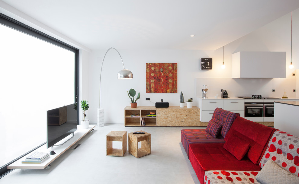 На фото: открытая гостиная комната среднего размера в скандинавском стиле с белыми стенами, бетонным полом и отдельно стоящим телевизором без камина с