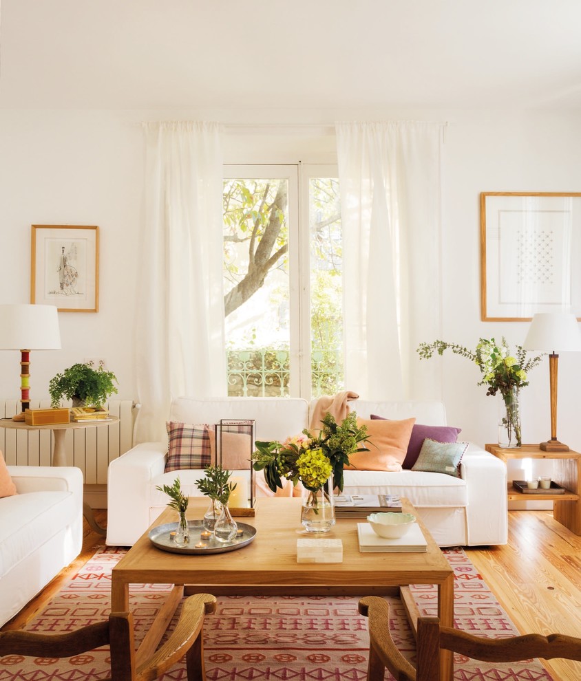 Foto de salón abierto romántico de tamaño medio sin chimenea con paredes blancas y suelo de madera en tonos medios