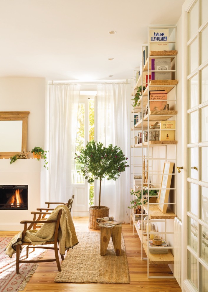 Diseño de sala de estar con biblioteca abierta romántica de tamaño medio con paredes blancas y suelo de madera en tonos medios