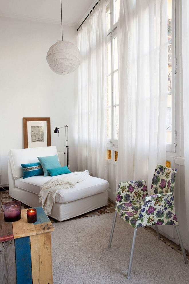 Kleines, Fernseherloses, Offenes Klassisches Wohnzimmer ohne Kamin mit weißer Wandfarbe und Keramikboden in Barcelona
