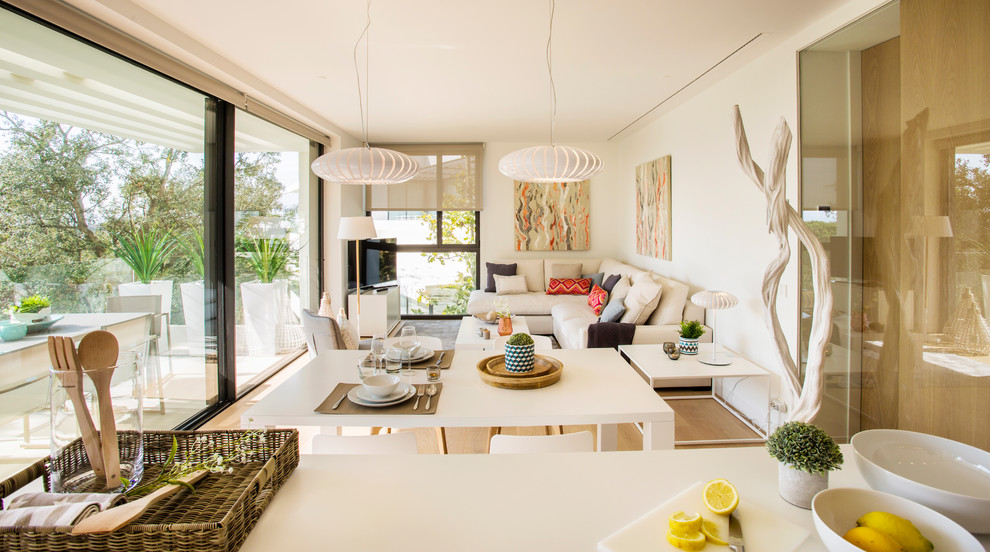 Diseño de sala de estar abierta contemporánea grande sin chimenea con paredes blancas y televisor independiente