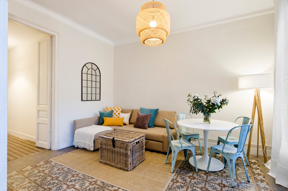 Diseño de sala de estar cerrada clásica renovada de tamaño medio sin chimenea y televisor con paredes beige y suelo de baldosas de cerámica