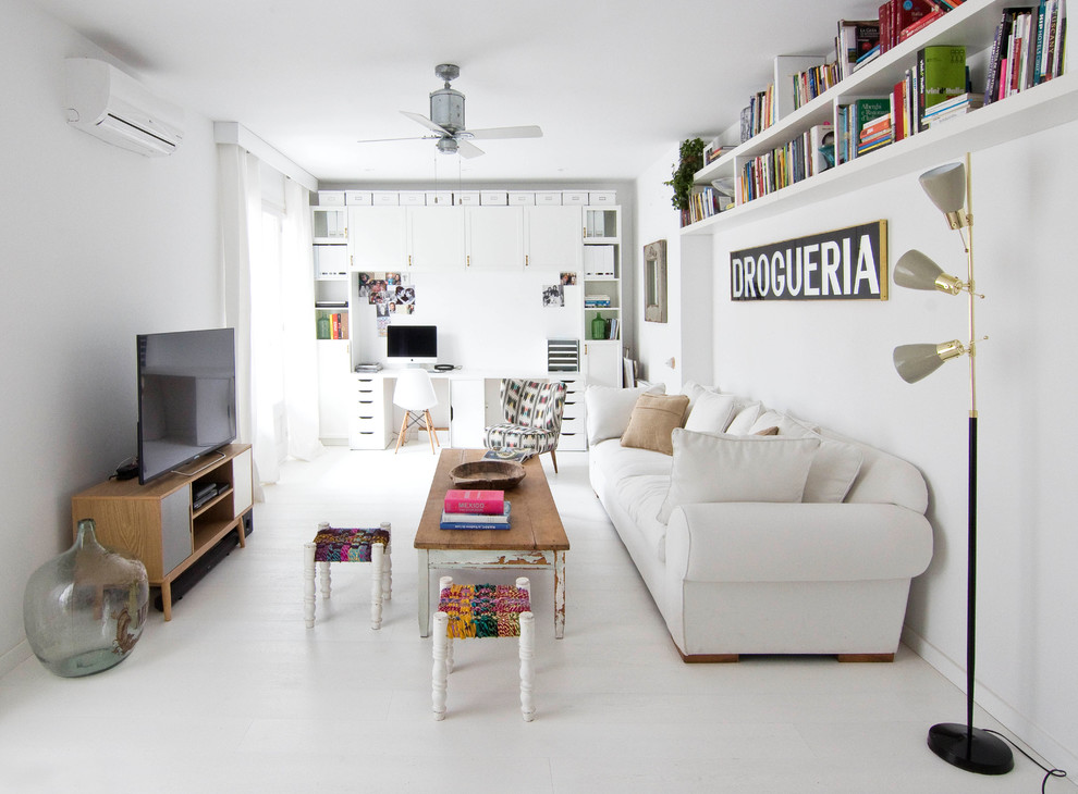 Foto de sala de estar con biblioteca cerrada ecléctica de tamaño medio con paredes blancas y televisor independiente