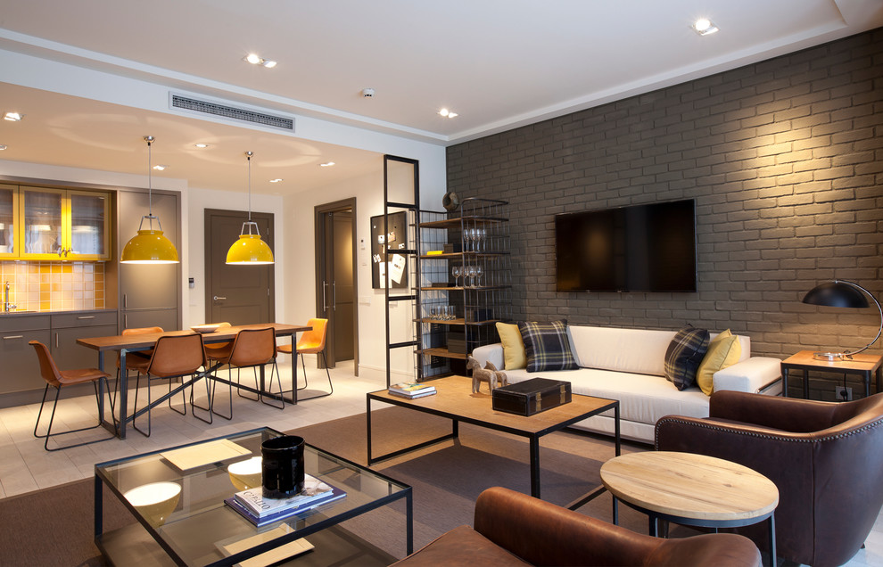 Идея дизайна: большая открытая гостиная комната в стиле лофт с серыми стенами, телевизором на стене и светлым паркетным полом без камина