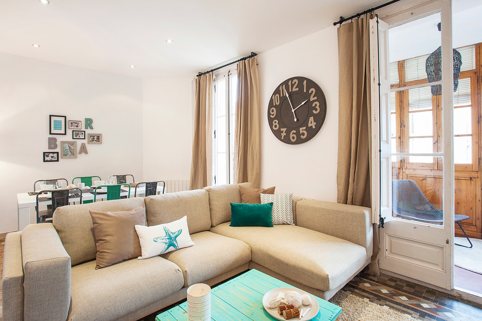 Imagen de sala de estar cerrada mediterránea de tamaño medio con paredes blancas y televisor independiente