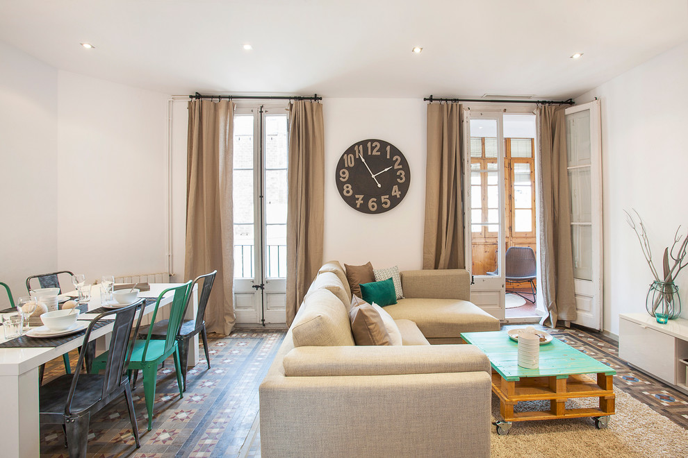 Modelo de sala de estar abierta mediterránea grande sin chimenea y televisor con paredes blancas y suelo de baldosas de cerámica