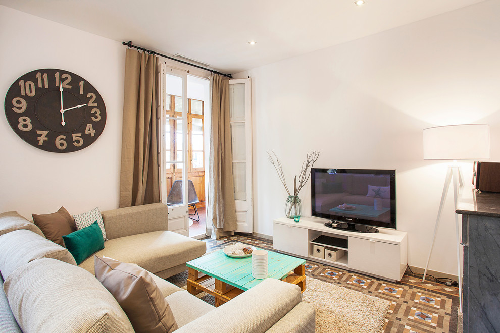 Immagine di un soggiorno mediterraneo di medie dimensioni e chiuso con pareti bianche, nessun camino e TV autoportante