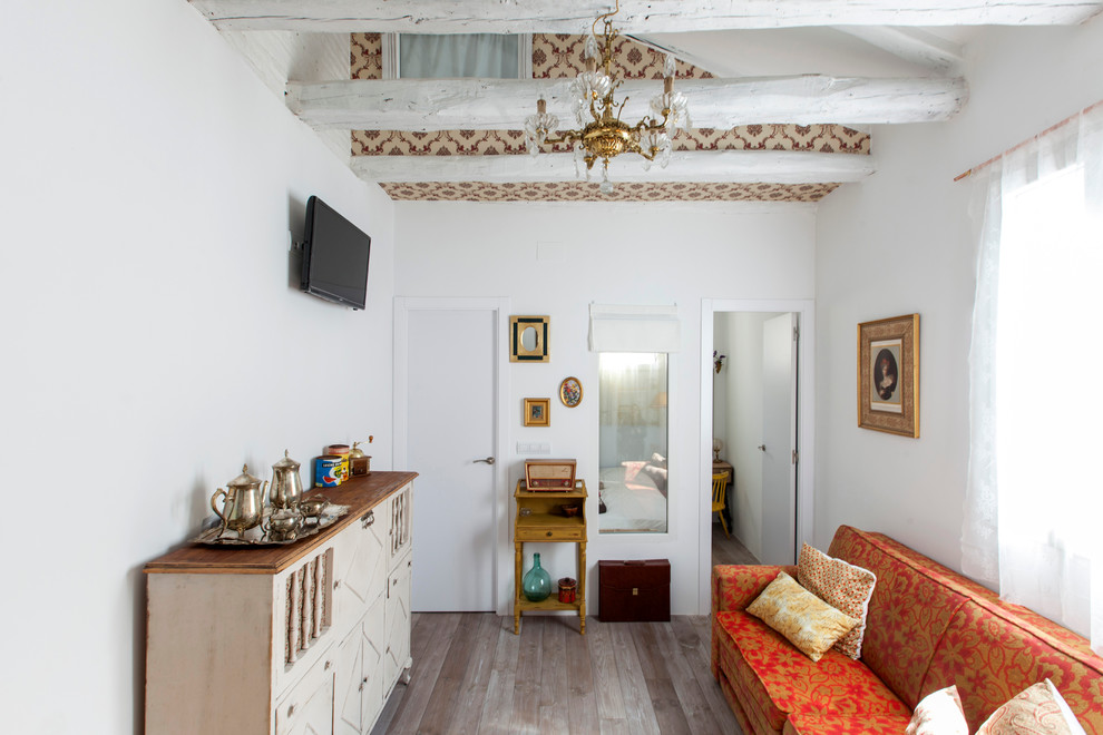 Источник вдохновения для домашнего уюта: открытая гостиная комната среднего размера в стиле фьюжн с белыми стенами, паркетным полом среднего тона и телевизором на стене без камина