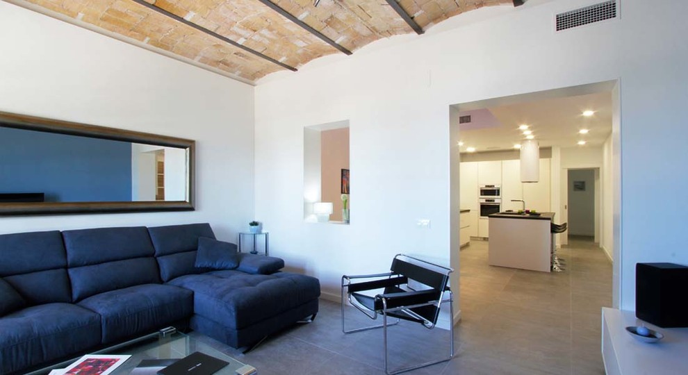 Foto de sala de estar urbana sin chimenea con paredes azules y televisor independiente