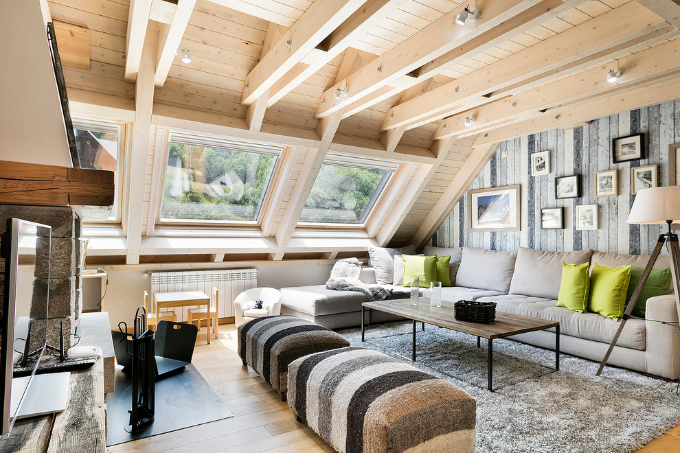 Modelo de sala de estar abierta rural de tamaño medio con suelo de madera en tonos medios, todas las chimeneas y pared multimedia
