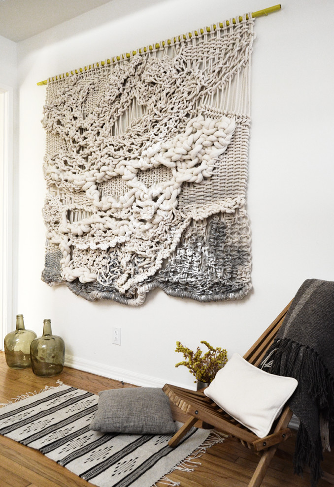 Foto de sala de estar abierta costera de tamaño medio con paredes blancas y suelo de madera en tonos medios