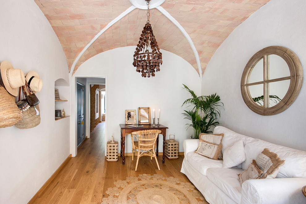 Modelo de salón cerrado y blanco y madera mediterráneo de tamaño medio con paredes blancas, suelo de madera en tonos medios y suelo marrón
