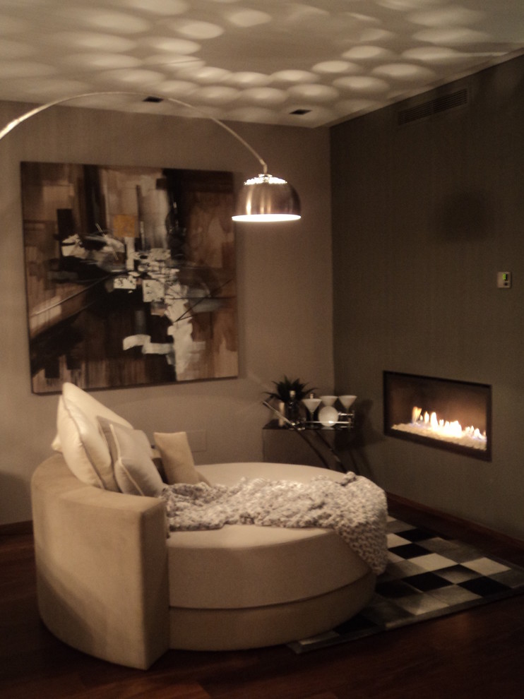 Réalisation d'une petite salle de séjour design avec une cheminée ribbon et aucun téléviseur.