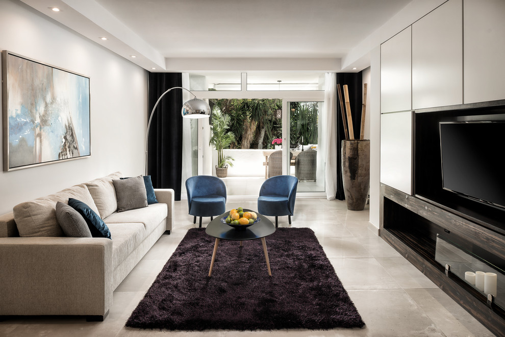 Inspiration pour une salle de séjour design de taille moyenne et ouverte avec un mur blanc et un téléviseur encastré.