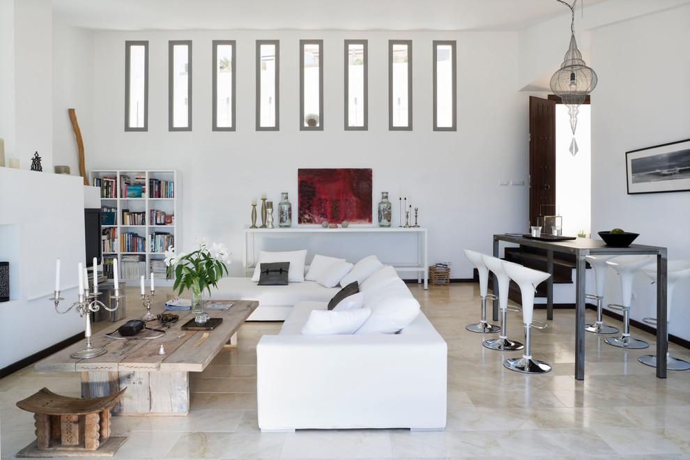Идея дизайна: большая открытая гостиная комната в средиземноморском стиле с белыми стенами и полом из травертина без камина, телевизора