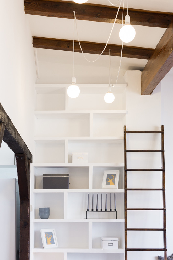 Modelo de sala de estar con biblioteca abierta contemporánea de tamaño medio sin televisor con paredes blancas