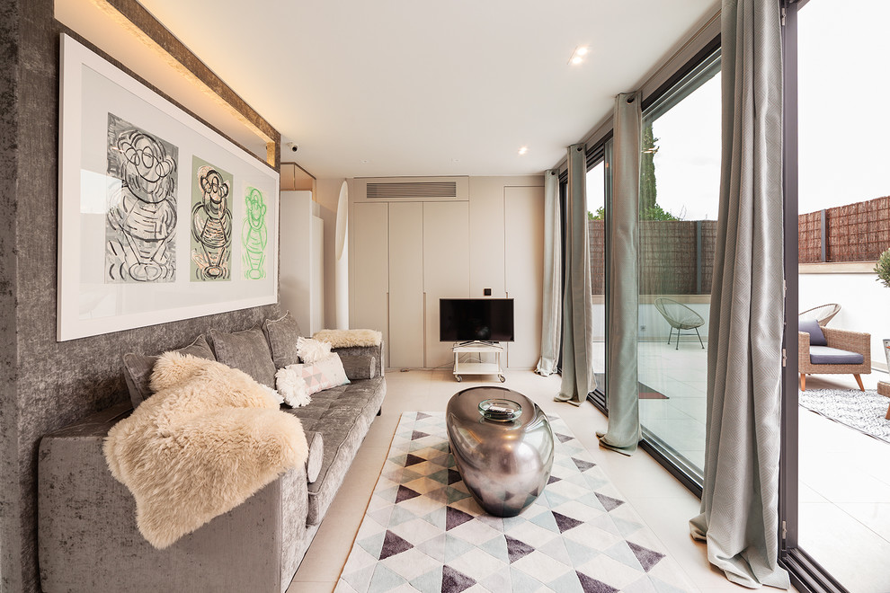 Mittelgroßes, Offenes Modernes Wohnzimmer mit bunten Wänden, freistehendem TV und weißem Boden in Madrid