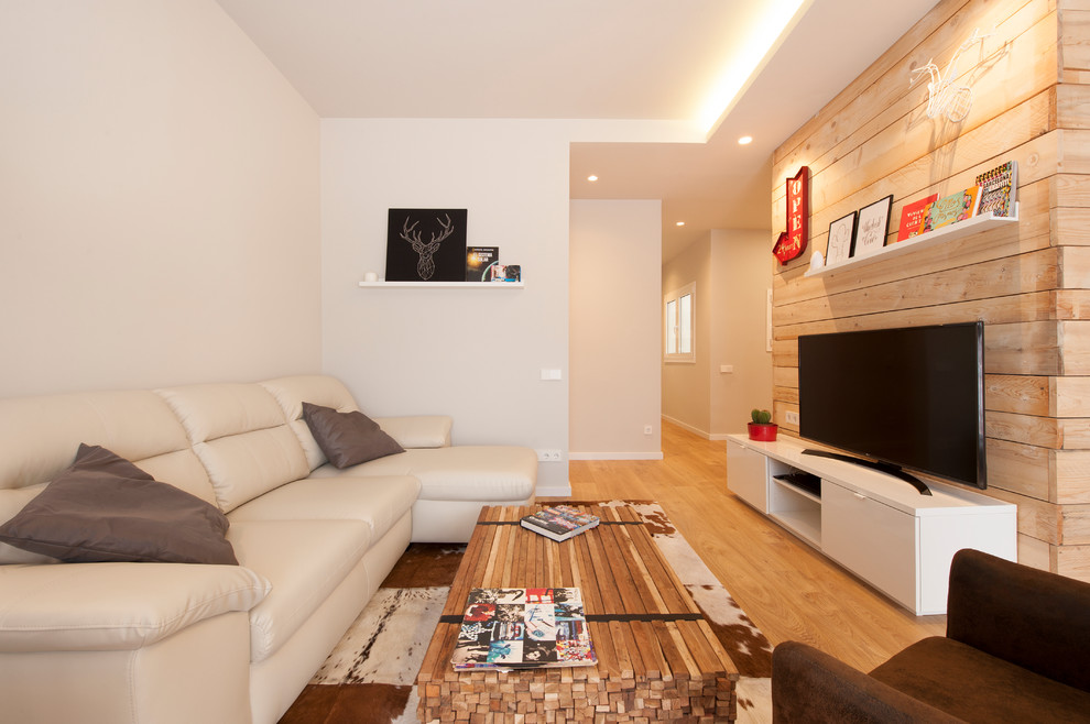 Immagine di un soggiorno design di medie dimensioni e aperto con pareti grigie, parquet chiaro, TV autoportante e pavimento beige