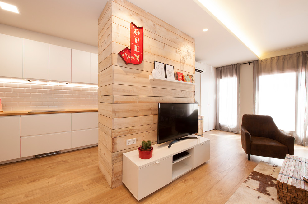 Diseño de sala de estar abierta contemporánea de tamaño medio con paredes grises, suelo de madera clara y suelo marrón