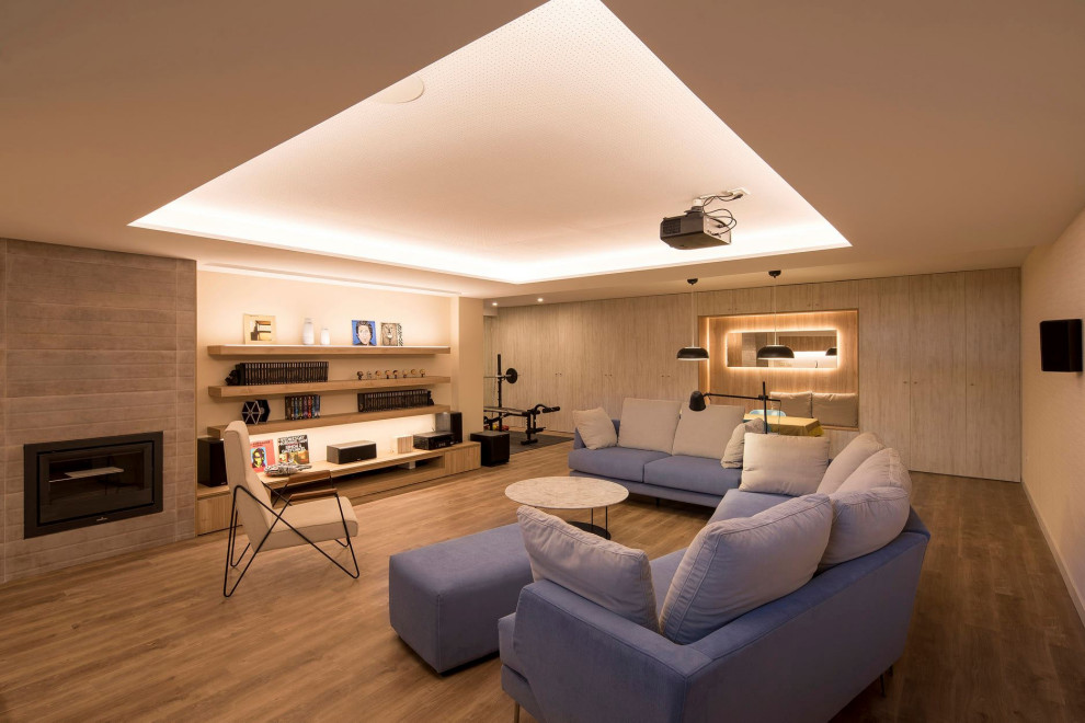 Diseño de sala de juegos en casa abierta moderna grande con chimenea lineal, bandeja, panelado, suelo laminado y suelo marrón