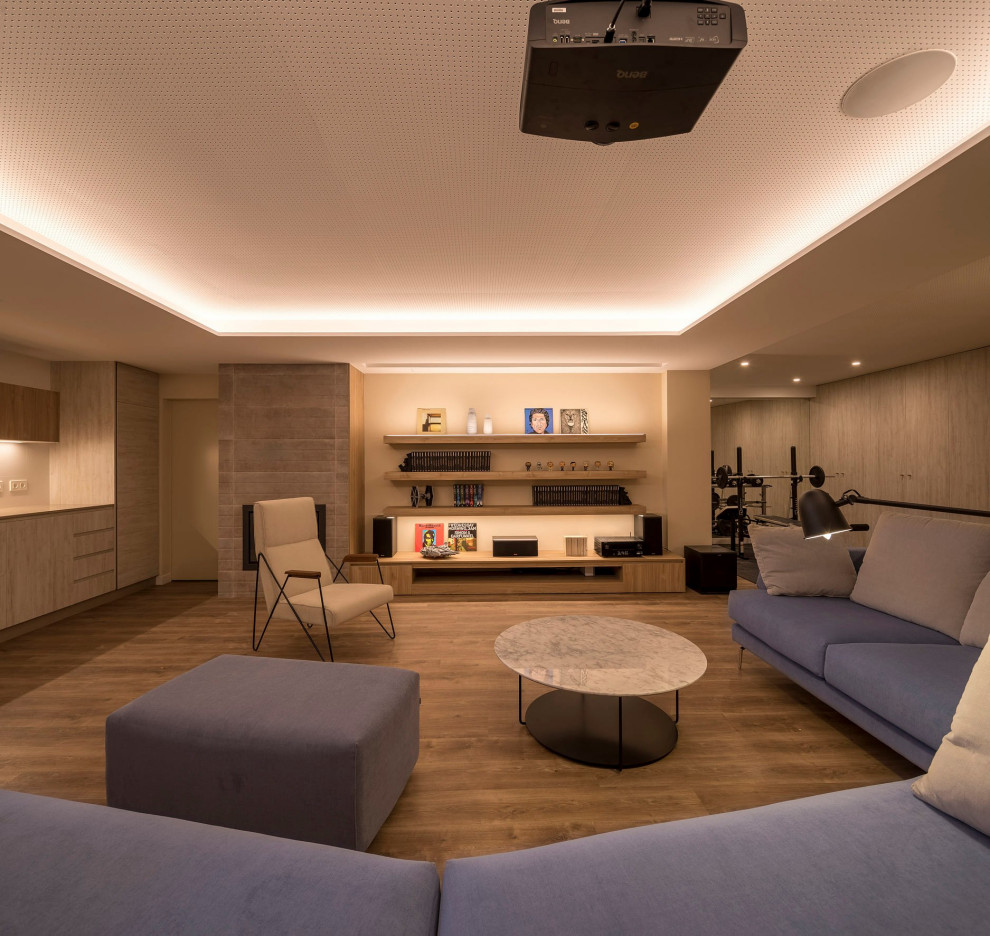 Immagine di un grande soggiorno minimalista aperto con sala giochi, pavimento in laminato, camino lineare Ribbon, pavimento marrone, soffitto ribassato e pannellatura