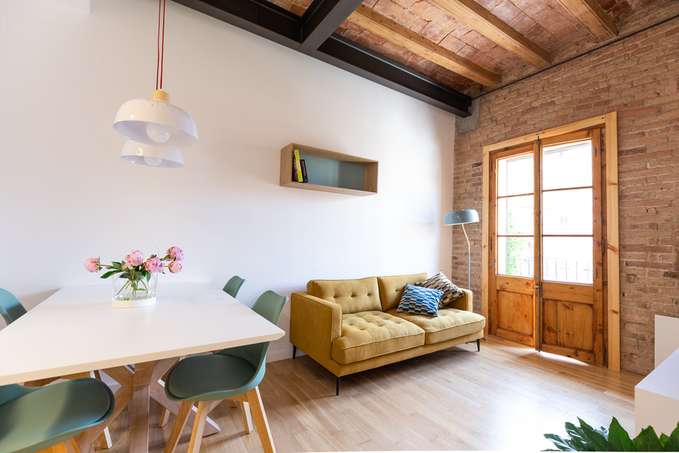 Diseño de sala de estar abierta mediterránea pequeña con paredes blancas, suelo de madera clara y suelo marrón