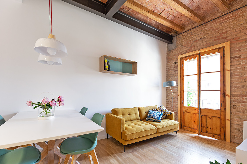 Foto de sala de estar abierta industrial con paredes blancas, suelo de madera clara y suelo beige