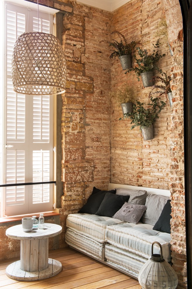 Modelo de sala de estar abierta romántica de tamaño medio sin chimenea y televisor con suelo de madera en tonos medios