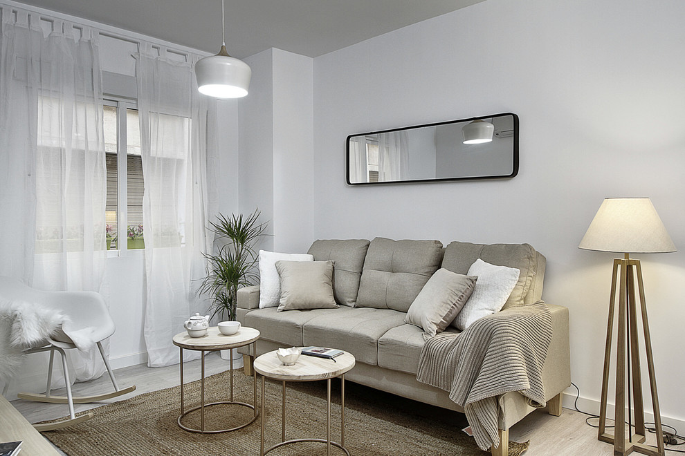 Cette photo montre une salle de séjour scandinave avec un mur blanc, parquet clair et un sol beige.
