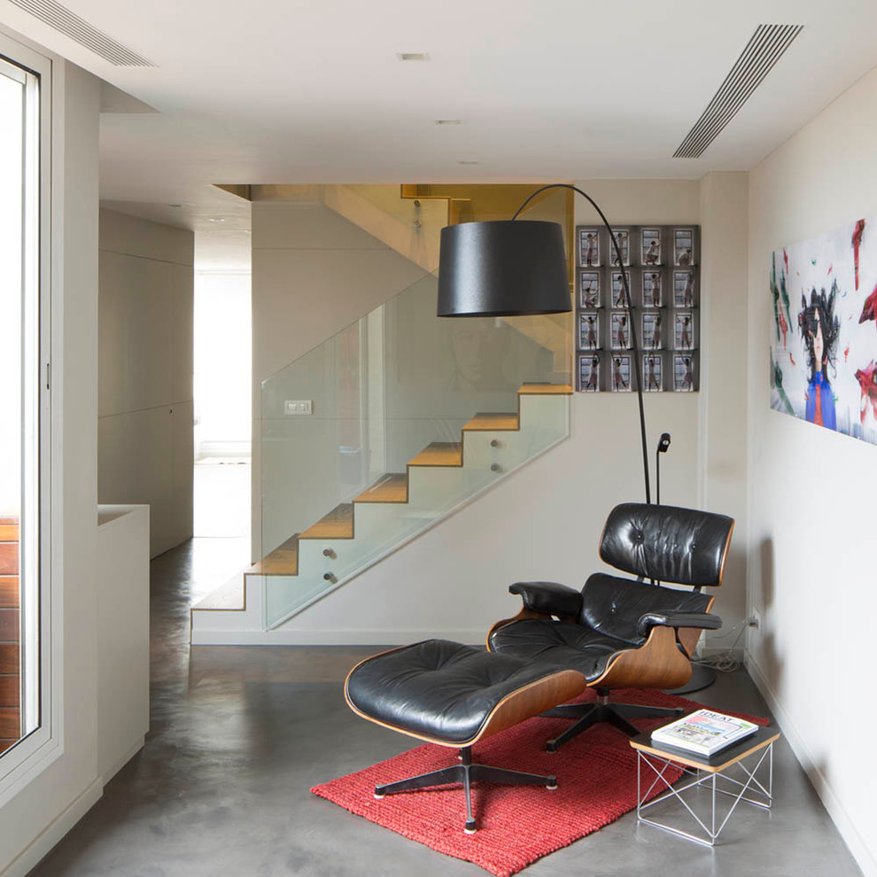 Foto de sala de estar escandinava pequeña sin chimenea y televisor con paredes blancas y suelo de cemento