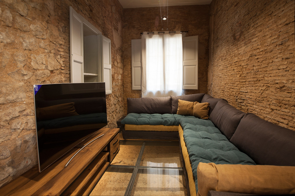 Источник вдохновения для домашнего уюта: маленькая изолированная гостиная комната в стиле лофт с коричневыми стенами для на участке и в саду