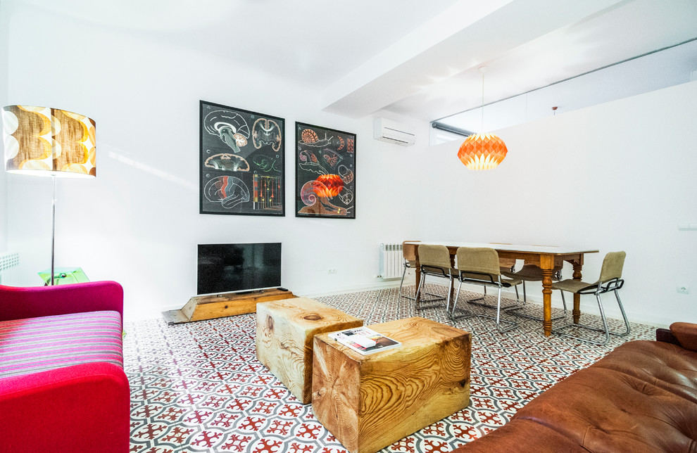 Imagen de sala de estar abierta vintage de tamaño medio con suelo de baldosas de cerámica